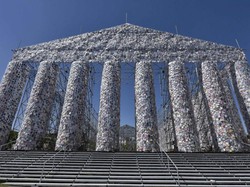 Coba Perhatikan, Kembaran Kuil Yunani Ini Dibuat dari Buku