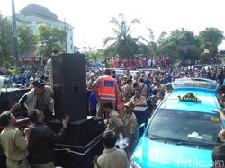 Hari ini, Taksi Konvensional Solo Mogok Massal Tolak Taksi Online