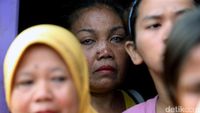 Tangisan Warga Korban Penggusuran Bukit Duri
