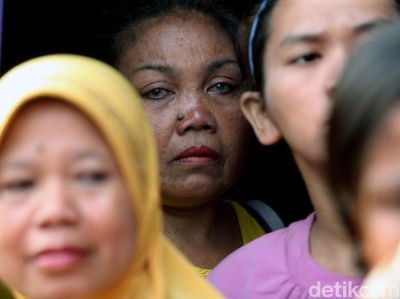 Tangisan Warga Korban Penggusuran Bukit Duri