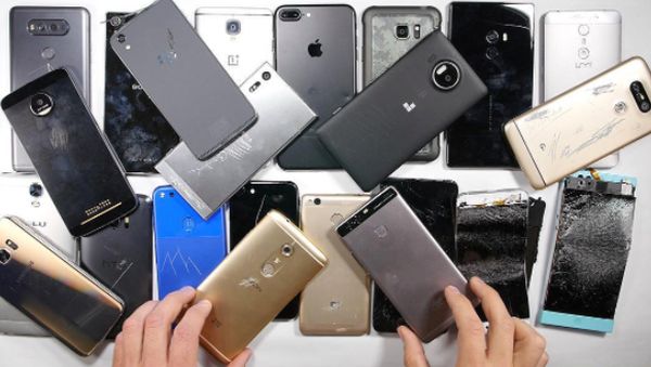 Pria yang Tenar Karena Hobi Hancurkan Smartphone Mahal