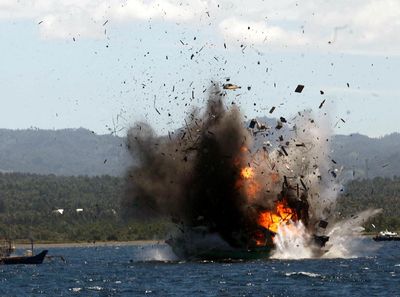 Foto: Aksi Bersih-bersih Kapal Pencuri Ikan di Perairan Indonesia