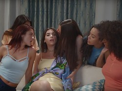 Si Cantik Dua Lipa Pakai Baju Tidur di Klip Baru