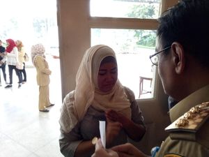 Minta Dibantu BPJS, Ibu Ber-KTP Bogor Ini Menangis ke Djarot