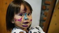 Gemas! Bocah Ini Gemar Banget Corat-coret Wajahnya