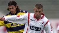 Muncul sebagai salah satu talenta terbaik Italia, Antonio Cassano memikat AS Roma dan meminangnya dari Bari seharga 28,5 juta euro pada 2001. Ia baru dua musim tampil di tim senior Bari selepas naik kelas dari akademi. (Foto: Getty Images)