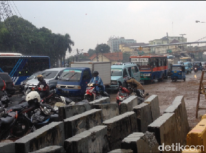 Banyak Motor Berteduh di Bawah Jembatan, Jatinegara-Matraman Macet