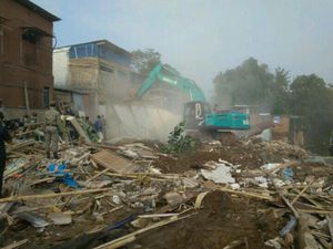 Alat Berat Hancurkan Ratusan Bangunan di Bukit Duri