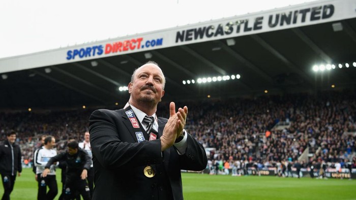 NEWCASTLE UPON TYNE, ENGLAND - MAY 07:  Newcastle United manager Rafa Benitez celebrates  after winning the Sky Bet Championship Title after the match between Newcastle United and Barnsley at St James Park on May 7, 2017 in Newcastle upon Tyne, England.  (Photo by Stu Forster/Getty Images)