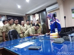 BNN Tes Urine Puluhan Pegawai Tiga Dinas Pemkot Surabaya