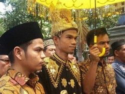 Foto: Kemeriahan Resepsi Muzammil Hasballah dan Sonia dengan Adat Aceh