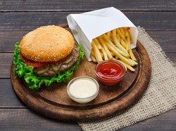 Hindari 5 Makanan Ini Jika Tak Ingin Susah Konsentrasi Saat Kerja