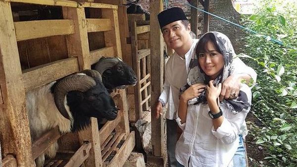 Mesranya Adjie Pangestu dan Istri yang Beda 25 Tahun