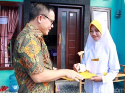 Bupati Anas Antar KTP Warganya ke Rumah