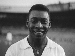 Pele cuma bermain untuk klub Santos, New York Cosmos, dan Timnas Brasil sepanjang karier sepakbola. Ada 70 gol dari tendangan bebas yang dia cetak. (Foto: AFP PHOTO)