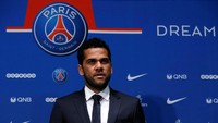 Sempat dikaitkan menuju Manchester City, Dani Alves yang memutus kontraknya bersama Juventus memilih bergabung dengan Paris Saint-Germain pada Rabu (12/7) dengan status free transfer. Eks bek Barcelona itu dikontrak dua musim. (Gonzalo Fuentes/Reuters)