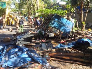 Masuk Zona Merah, Puluhan Lapak PKL di Bandung Dibongkar Masuk Zona Merah, Puluhan Lapak PKL di Bandung Dibongkar