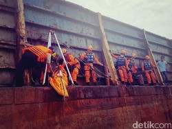 2 ABK Tewas setelah 4 Jam Terjebak di Lambung Kapal Tongkang