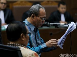 Terdakwa e-KTP, Teteskan Air Mata Saat Baca Pledoi