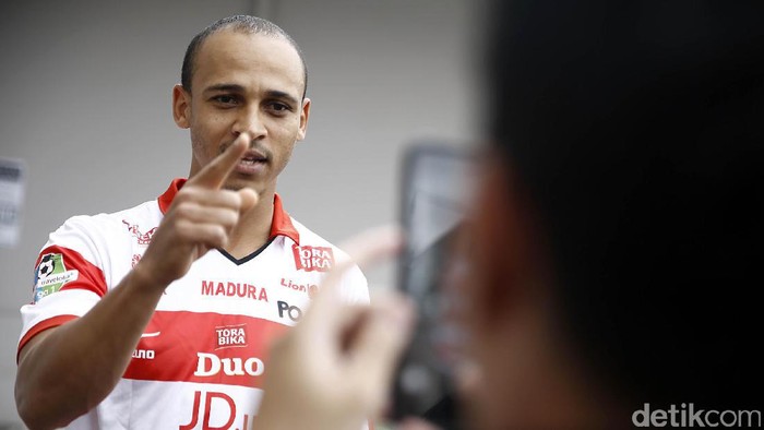 Penyerang Madura United asal Nigeria Peter Odemwingie