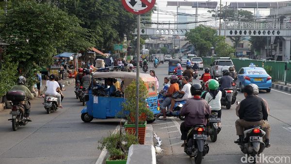 Tidak Takut Bahaya, Pemotor Nekat Melawan Arus