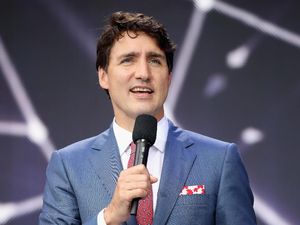 Foto Justin Trudeau Cium Pengantin Wanita di Atas Kayak Ini Jadi Viral