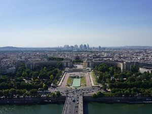 Dilanda Gelombang Panas, Paris Larang 5 Juta Mobil Melintas Dilanda Gelombang Panas, Paris Larang 5 Juta Mobil Melintas