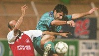 Jersey Barcelona Luis Figo di laga melawan Bayern Munich pada ajang Luga UEFA menjadi yang banyak diburu. Harganya 4.999 poundsterling atau setara Rp 85,8 juta. (Foto: AFP PHOTO / SVEN NACKSTRAND)