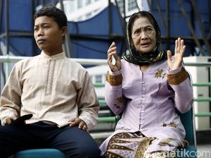 Beda Usia dan Satu Cinta: Selamet-Rohaya Terpisah oleh Kematian Beda Usia dan Satu Cinta: Selamet-Rohaya Terpisah oleh Kematian