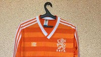 Jersey kandang Belanda di tahun 1984 sampai 1987 menjadi item pertama yang mempunyai harga tinggi. Kaos milik Marco van Basten cs. dibanderol 3.999,99 poundsterling (Rp 69 juta). (Foto: e-Bay)