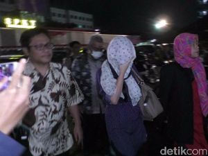 Dijambak Pembacok Ahli IT Hermansyah, Irina Melawan Pakai Payung