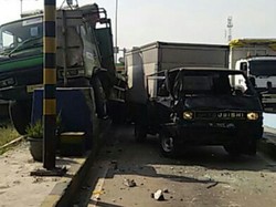 Truk Ngeblong Tabrak Kendaraan yang Antre Pintu Masuk Tol Tandes