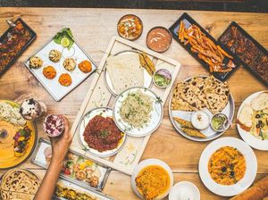 Sungguh Istimewa! Pengunjung Kafe Ini Dilayani Penyandang Tunarungu dan Tunawicara