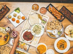 Sungguh Istimewa! Pengunjung Kafe Ini Dilayani Penyandang Tunarungu dan Tunawicara