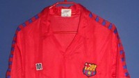 Jersey Barcelona saat menjalani pertandingan babak ketiga Piala UEFA melawan Bayer 05 Uerdingen juga ditaksir dengan harga tinggi. Nilainya juga Rp 85,8 juta. (Foto: e-Bay)