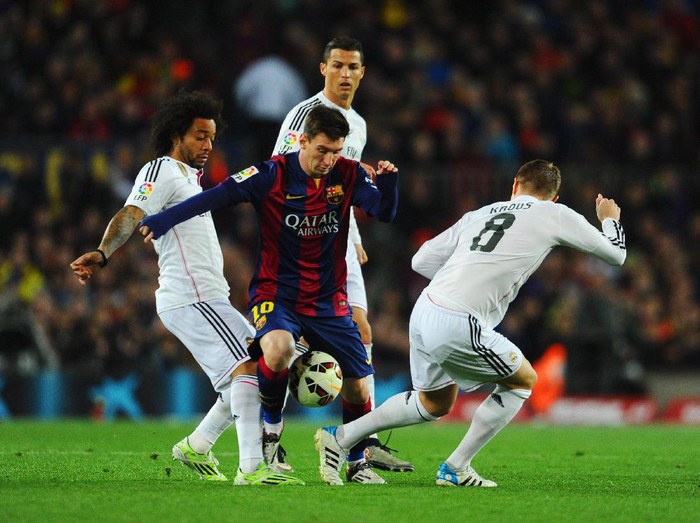 BARCELONA, SPAIN - MARCH 22:  Lionel Messi of Barcelona takes on Marcelo (L), Cristiano Ronaldo (2R) and Toni Kroos of Real Madrid CF (R) during the La Liga match between FC Barcelona and Real Madrid CF at Camp Nou on March 22, 2015 in Barcelona, Spain.  (Photo by David Ramos/Getty Images)