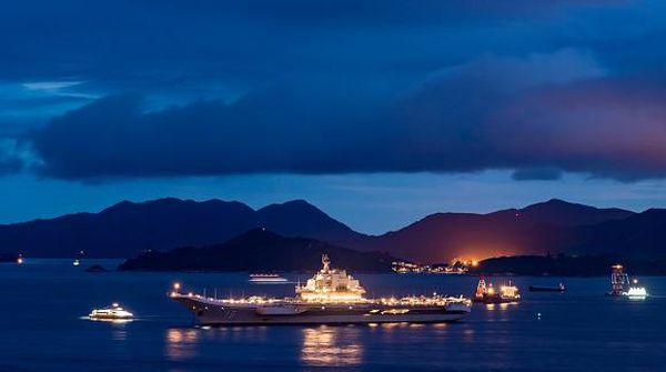 Penampakan Kapal Induk China Merapat ke Hong Kong