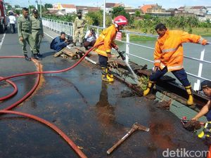 Jembatan Lama Kota Kediri Terbakar, Arus Lalin Tersendat Jembatan Lama Kota Kediri Terbakar, Arus Lalin Tersendat