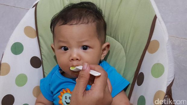 Ilustrasi stimulasi perkembangan otak bayi