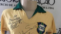 Jersey milik Jairzinho di Piala Dunia 1966 dengan tanda tangan para penggawa Selecao termasuk Pele juga bernilai tinggi. Banderolnya 7.987 poundsterling atau Rp 137 juta. (Foto: e-Bay)