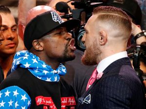 Pamer Cek 100 Juta Dolar, Mayweather Olok-olok Pendapatan McGregor