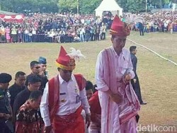 Kunjungan ke Sumba, Jokowi Dihadiahi Kuda dan Parang