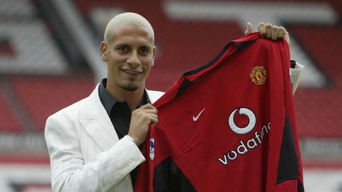 MANCHESTER - JULY 22:  Manchester Uniteds new signing Rio Ferdinand shows off his new shirt at a press conference at Old Trafford, Manchester, England on July 22, 2002. (Photo by Alex Livesey/Getty Images)