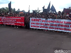 Warga Demo Tuntut Pemkab Blitar Cabut IMB Pabrik Gula Rejoso