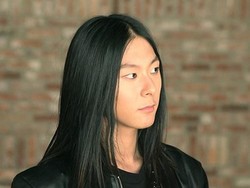 Bikin Iri, Pria Korea Ini Jadi Model LOreal karena Rambut Indahnya