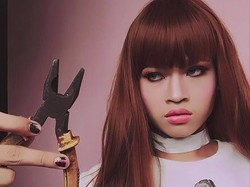 Gila, Pria Ini Makeup Pakai Kuas Cat Dinding Hingga Palu