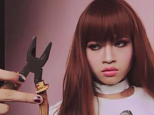 Gila, Pria Ini Makeup Pakai Kuas Cat Dinding Hingga Palu Gila, Pria Ini Makeup Pakai Kuas Cat Dinding Hingga Palu