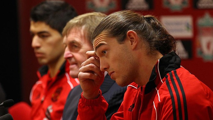 LIVERPOOL, ENGLAND - FEBRUARY 03:  Kenny Dalglish the manager of Liverpool sits between his new signings, Luis Suarez (l) and Andy Carroll (r) as they face the media during a press conference at Anfield on February 3, 2011 in Liverpool, England.  (Photo by Alex Livesey/Getty Images)