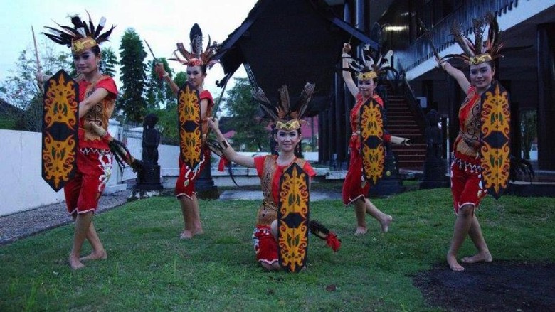 Atraksi budaya khas Kalimantan (Foto: dok. Kemenpar) Atraksi budaya khas Kalimantan (Foto: dok. Kemenpar)