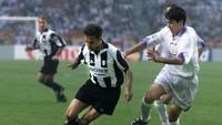 Jersey Real Madrid yang dikenakan Raul Gonzalez di final Liga Champions 1997/1998 juga bernilai tinggi. Banderolnya sebesar Rp 78,9 juta. (Foto: AFP PHOTO / JACQUES DEMARTHON)
